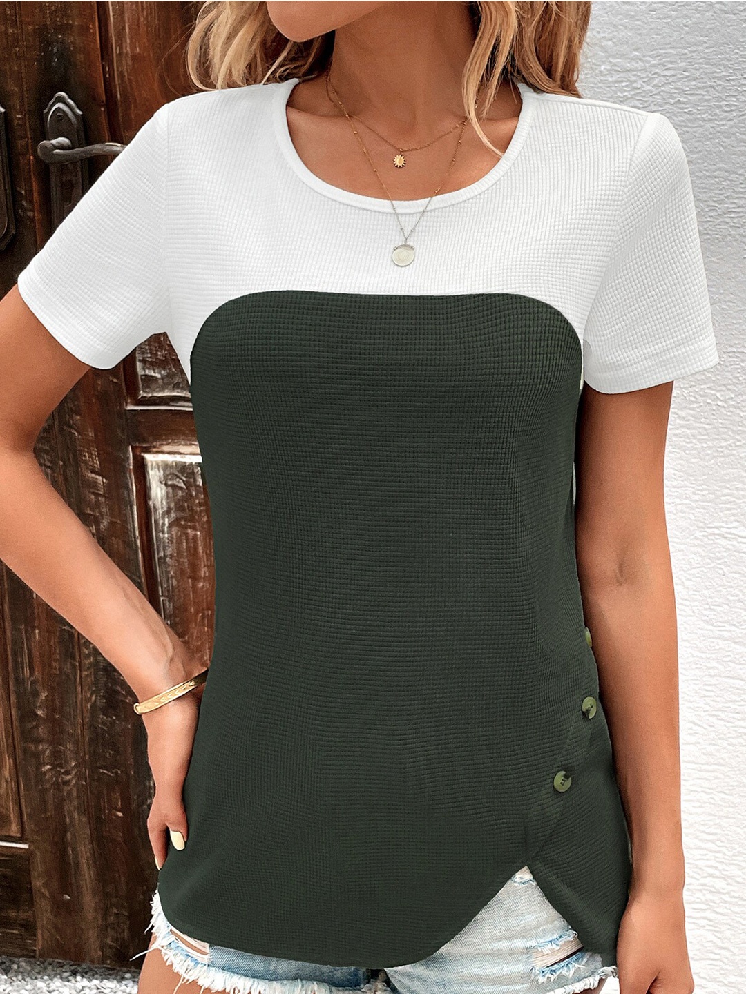 

BoStreet Green Colourblocked Round Neck Tshirt