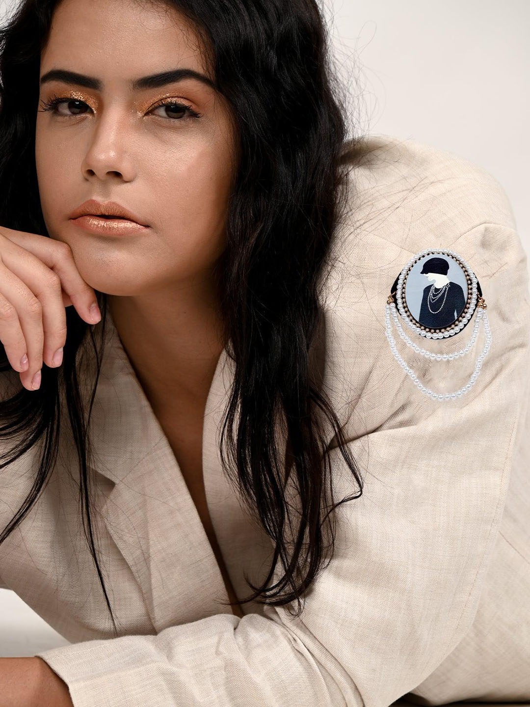 

ODETTE Round Multilayer Motif Brooch, White