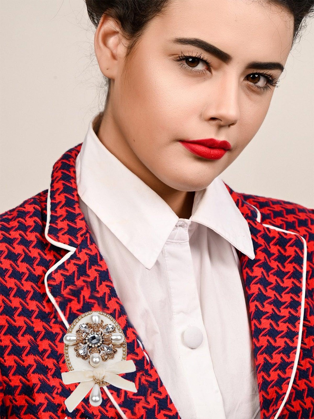 

ODETTE Oval Shaped With Bow Detail Brooch, White