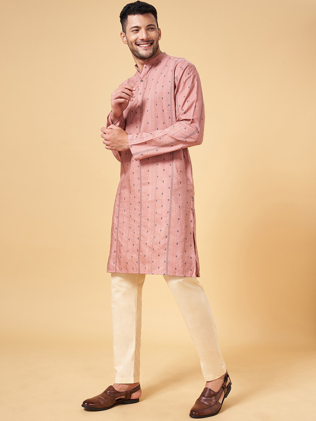 

indus route by Pantaloons Geometric Woven Design Straight Kurta, Magenta