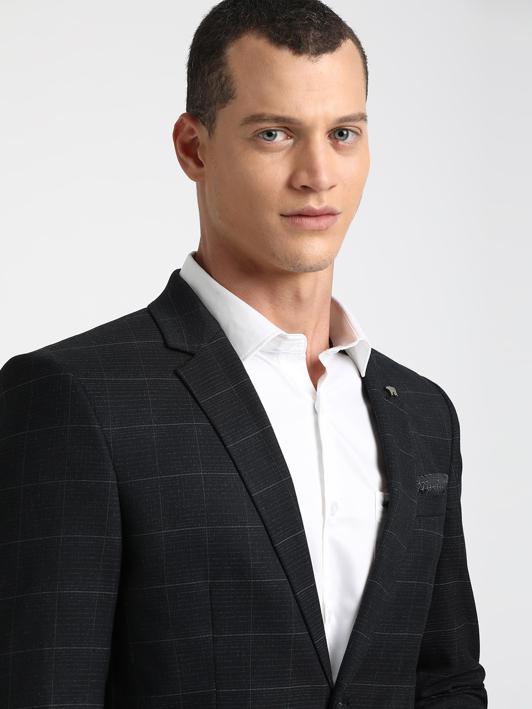 

THE BEAR HOUSE Tailored-Fit Notched Lapel Collar Single Breasted Checked Formal Blazer, Black