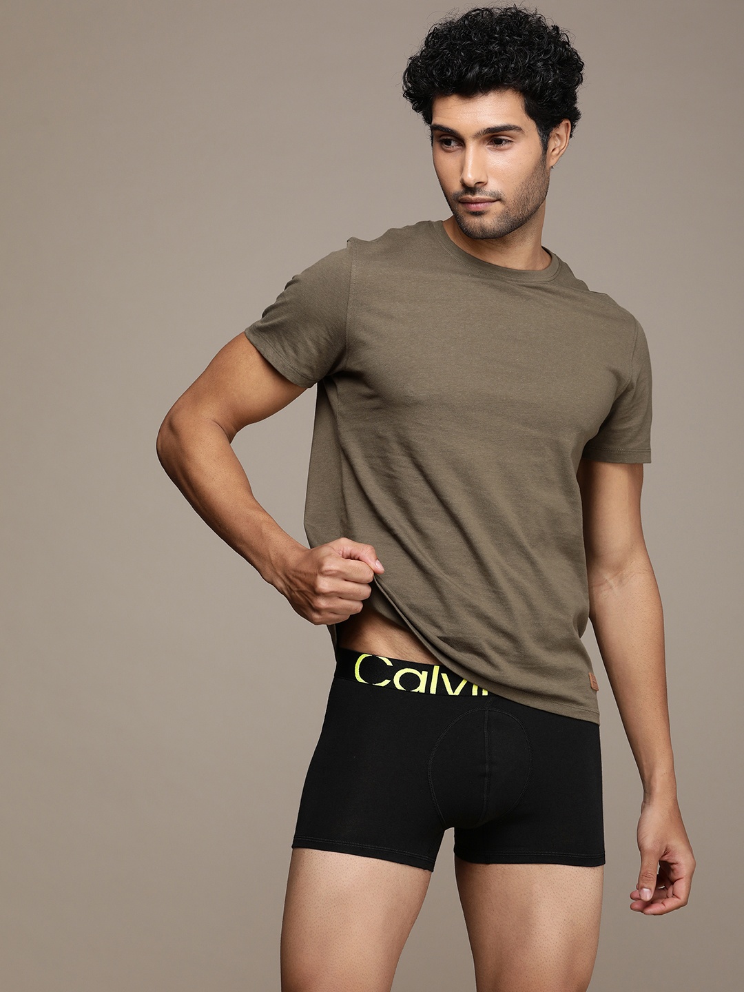 

Calvin Klein Underwear Men Solid Trunk NB3592UB1, Black