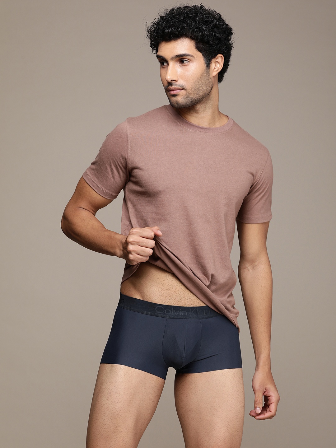 

Calvin Klein Underwear Men Solid Low Rise Trunk NB3634VN7, Navy blue