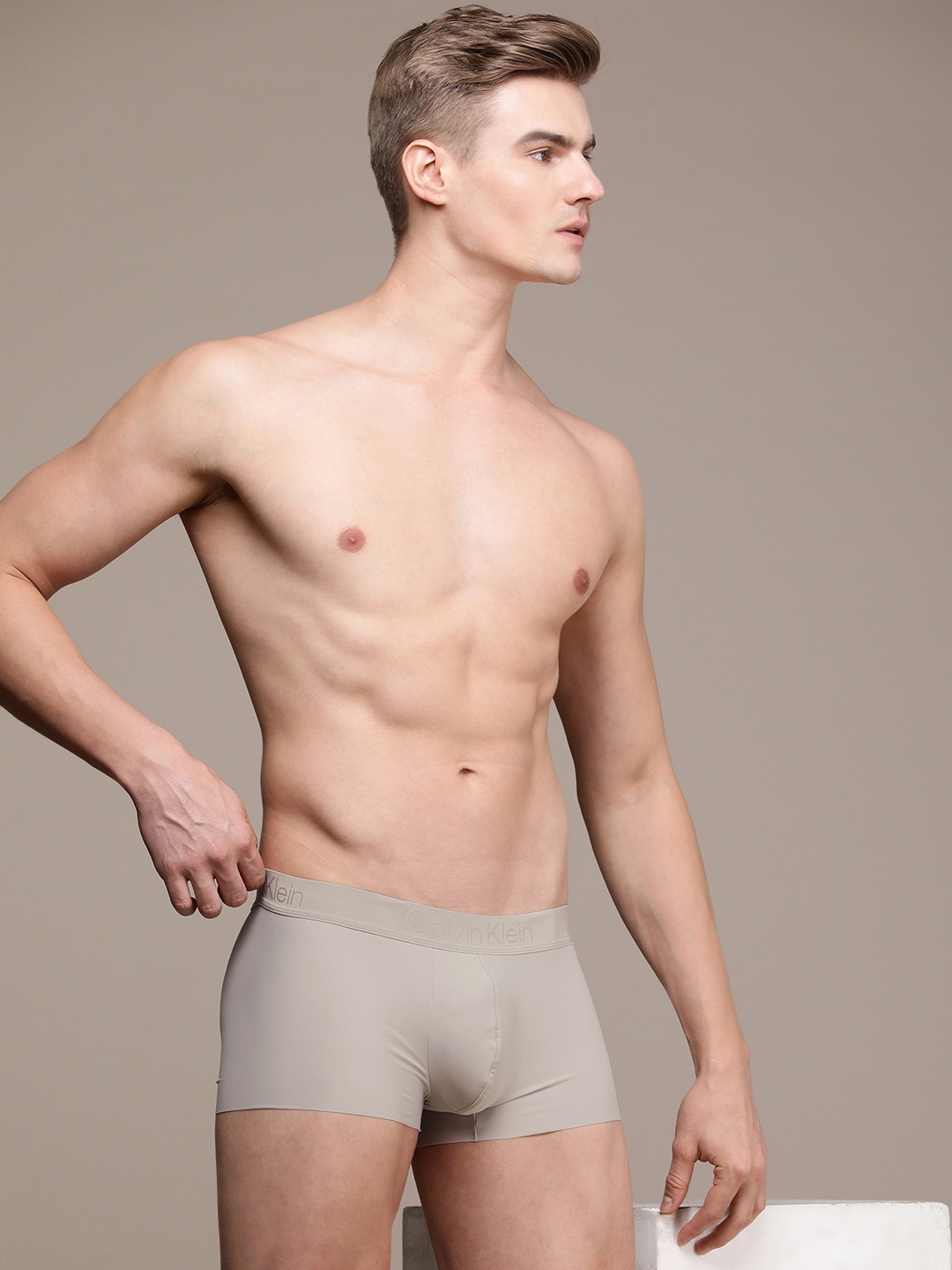 

Calvin Klein Underwear Men Solid Low Rise Trunk NB36345ZT, Taupe