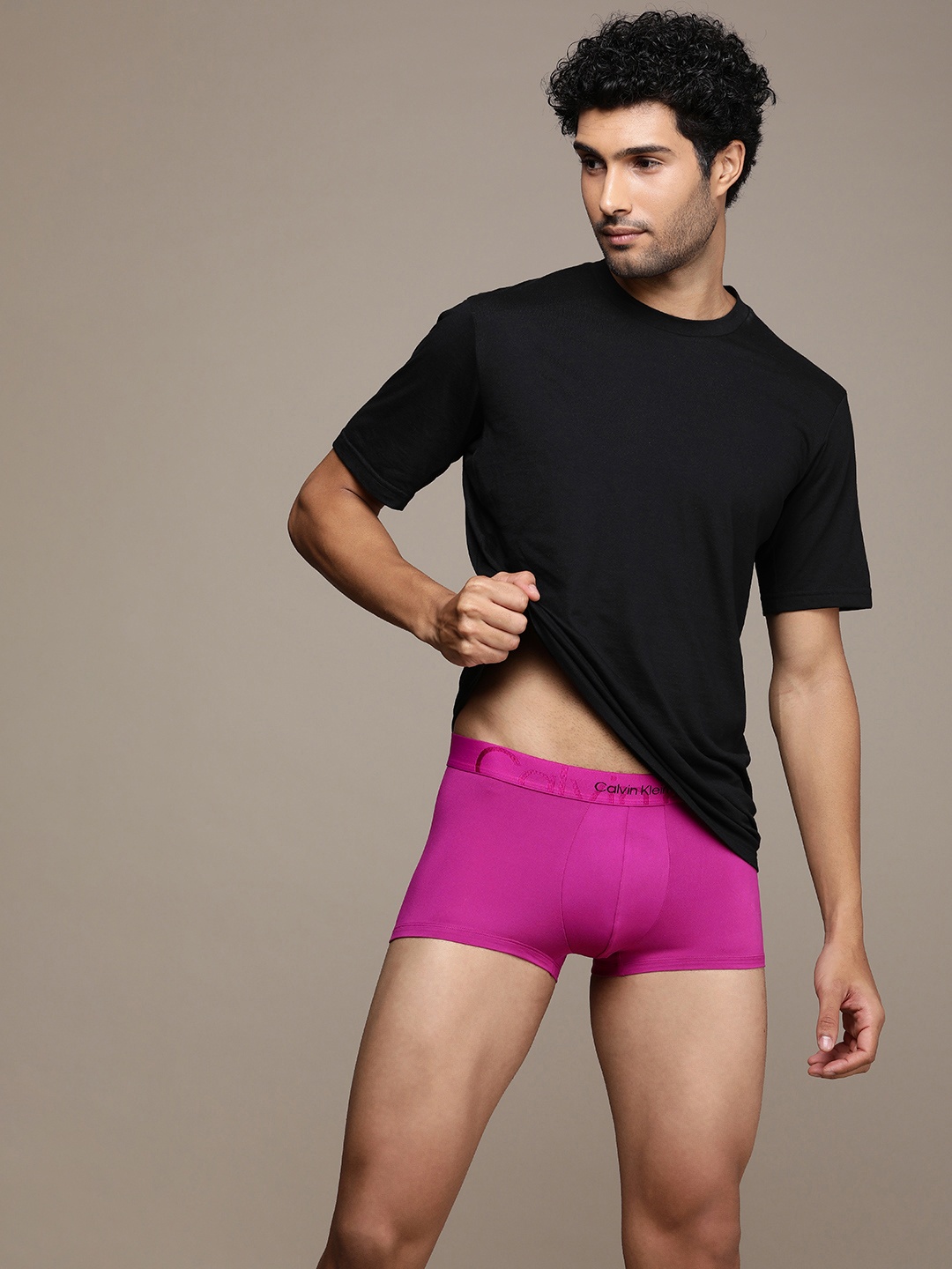 

Calvin Klein Underwear Men Low-Rise Solid Trunk NB3312VID, Pink