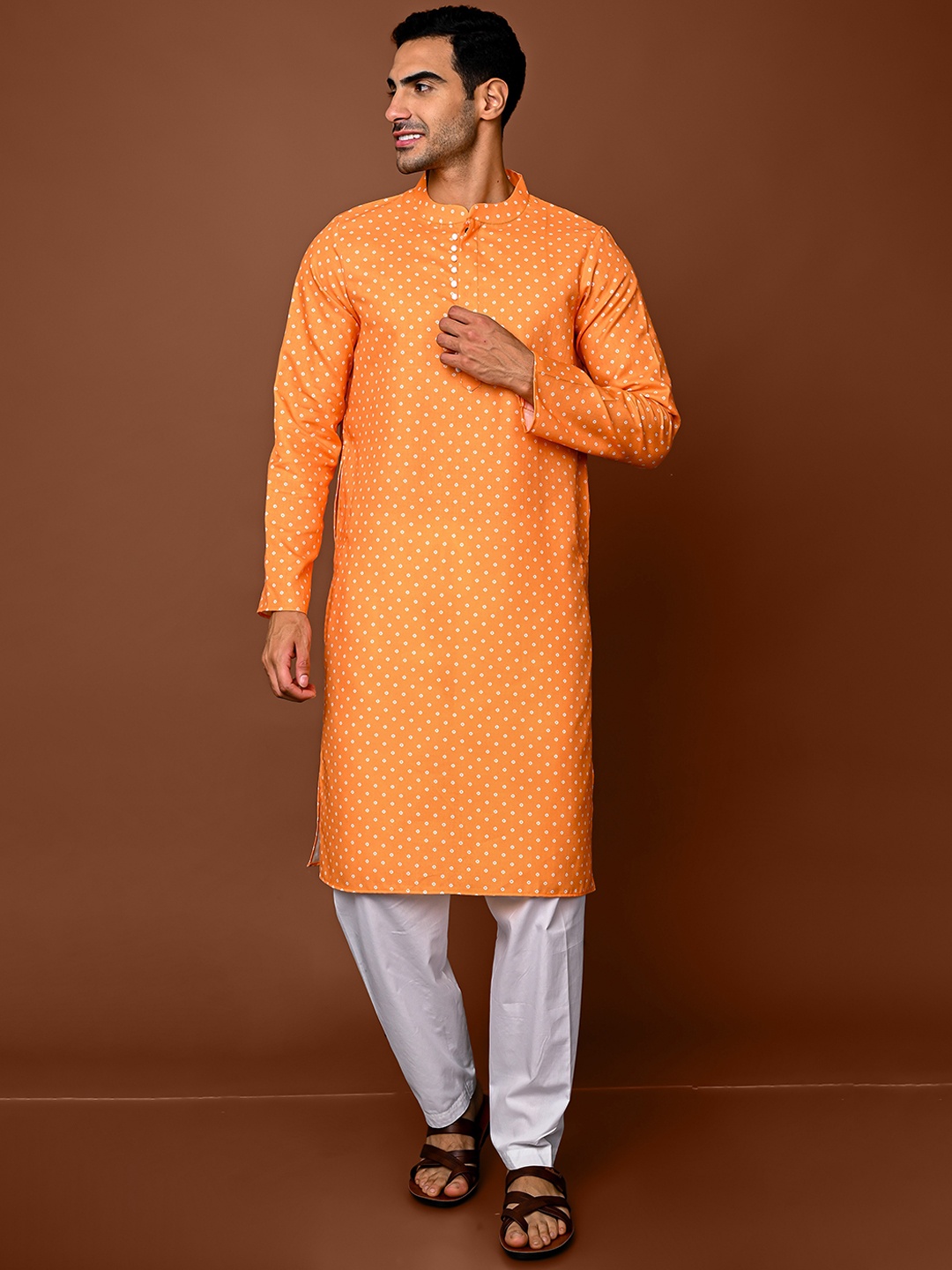 

VESHAM Bandhani Printed Regular Kurta With Pyjamas, Orange