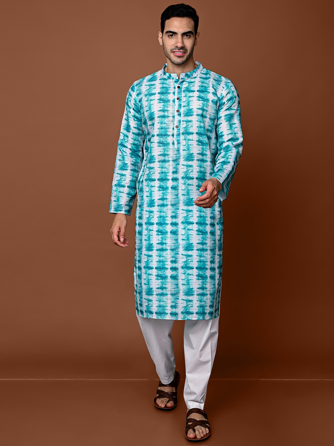 

VESHAM Abstract Dyed Mandarin Collar Kurta With Pyjamas, Green