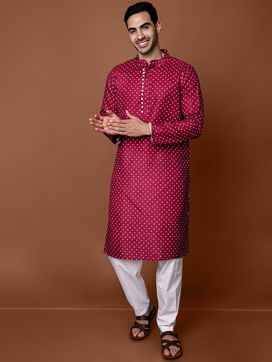 

VESHAM Bandhani Printed Mandarin Collar Kurta With Pyjamas, Burgundy