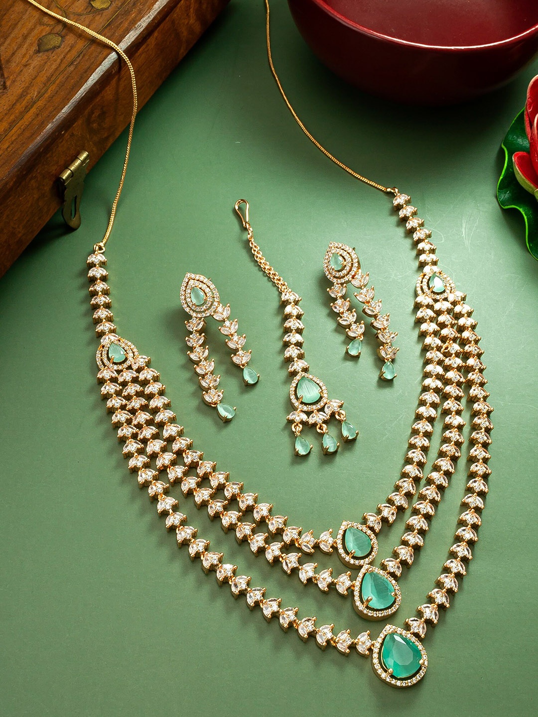 

aadita Gold-Plated Kundan-Studded Jewellery Set