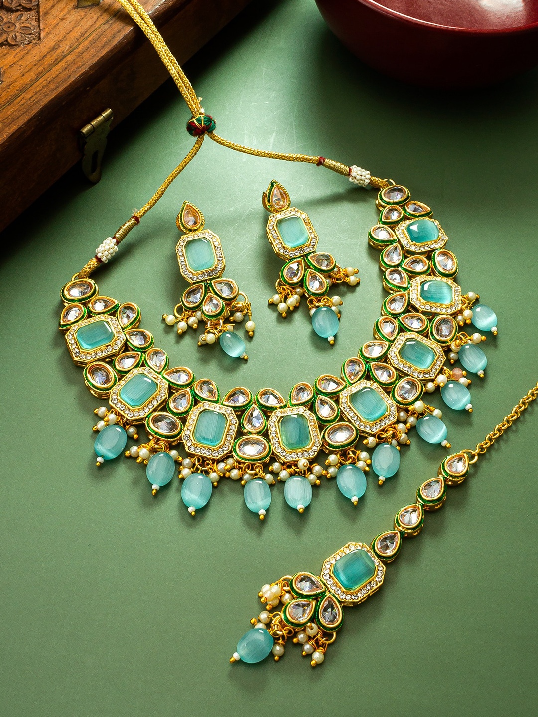 

aadita Gold-Plated Kundan-Studded & Beaded Jewellery Set