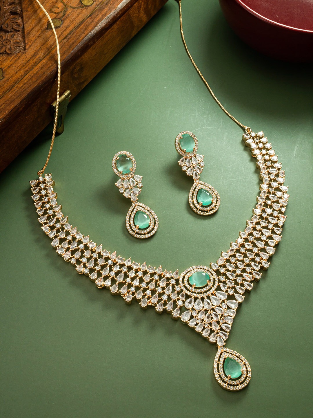 

aadita Gold-Plated Kundan-Studded Jewellery Set