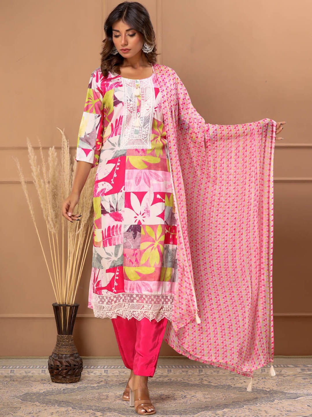 

Meena Bazaar Thread Work Detail Floral Printed Straight Kurta & Trousers with Dupatta, Pink