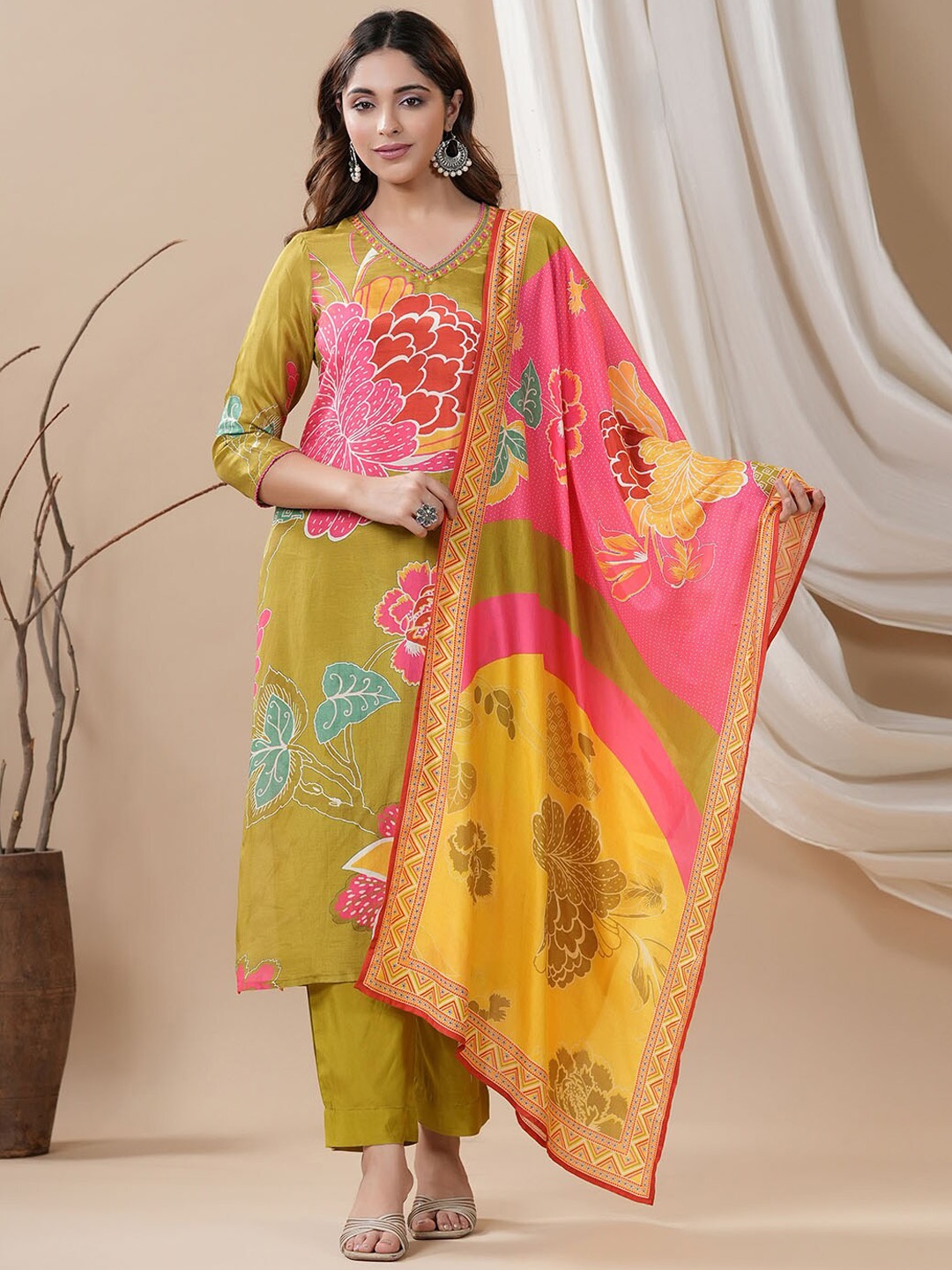 

Meena Bazaar Floral Printed Regular Kurta With Trousers & Dupatta, Green