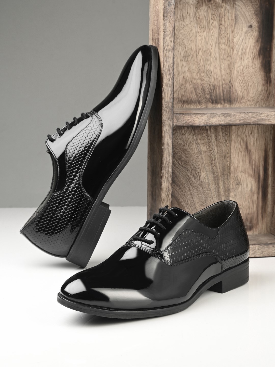 

House of Pataudi Men Textured Formal Oxfords, Black