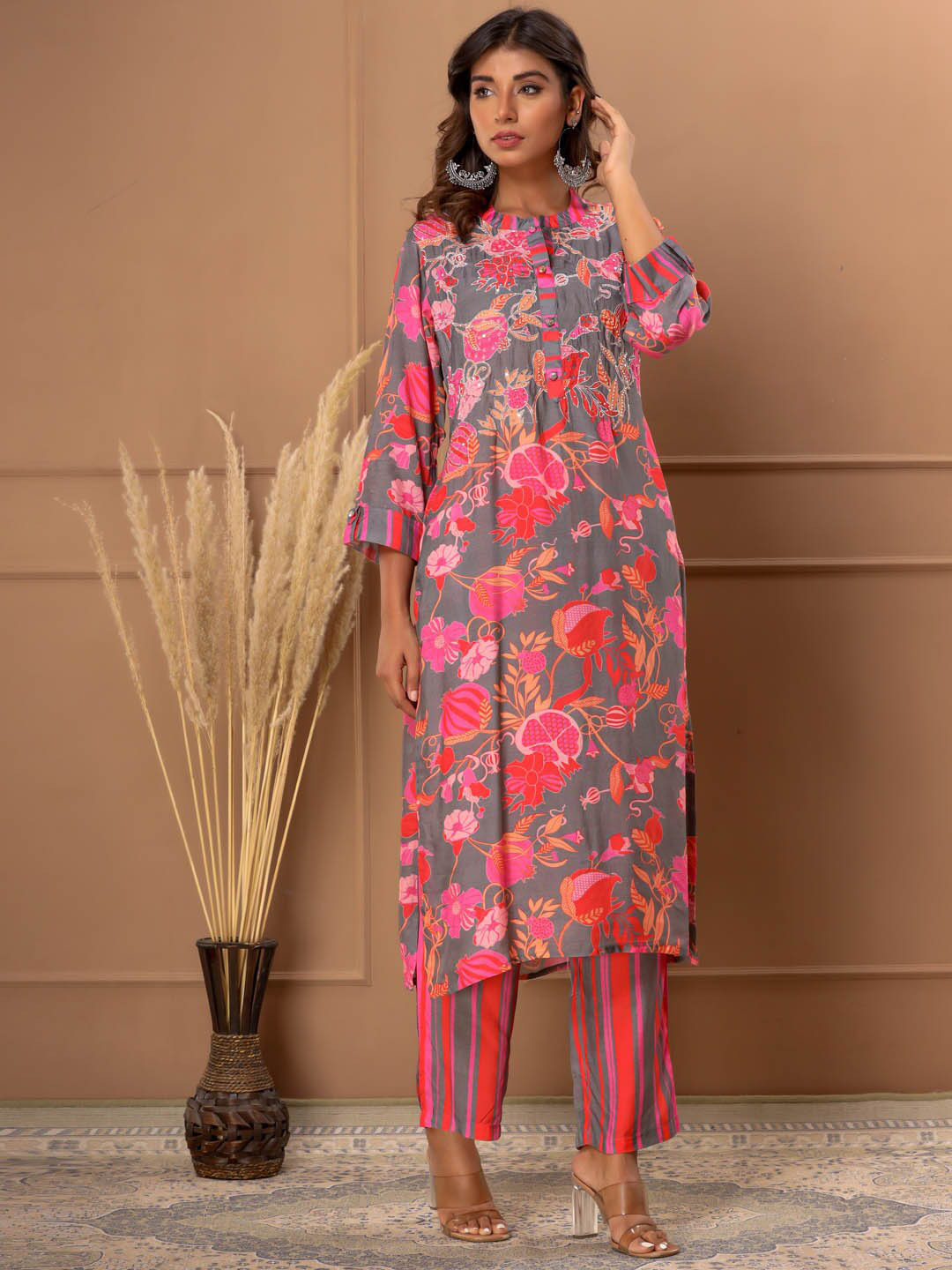 

Meena Bazaar Floral Printed Sequinned Mandarin collar Straight Kurta with Trousers, Grey