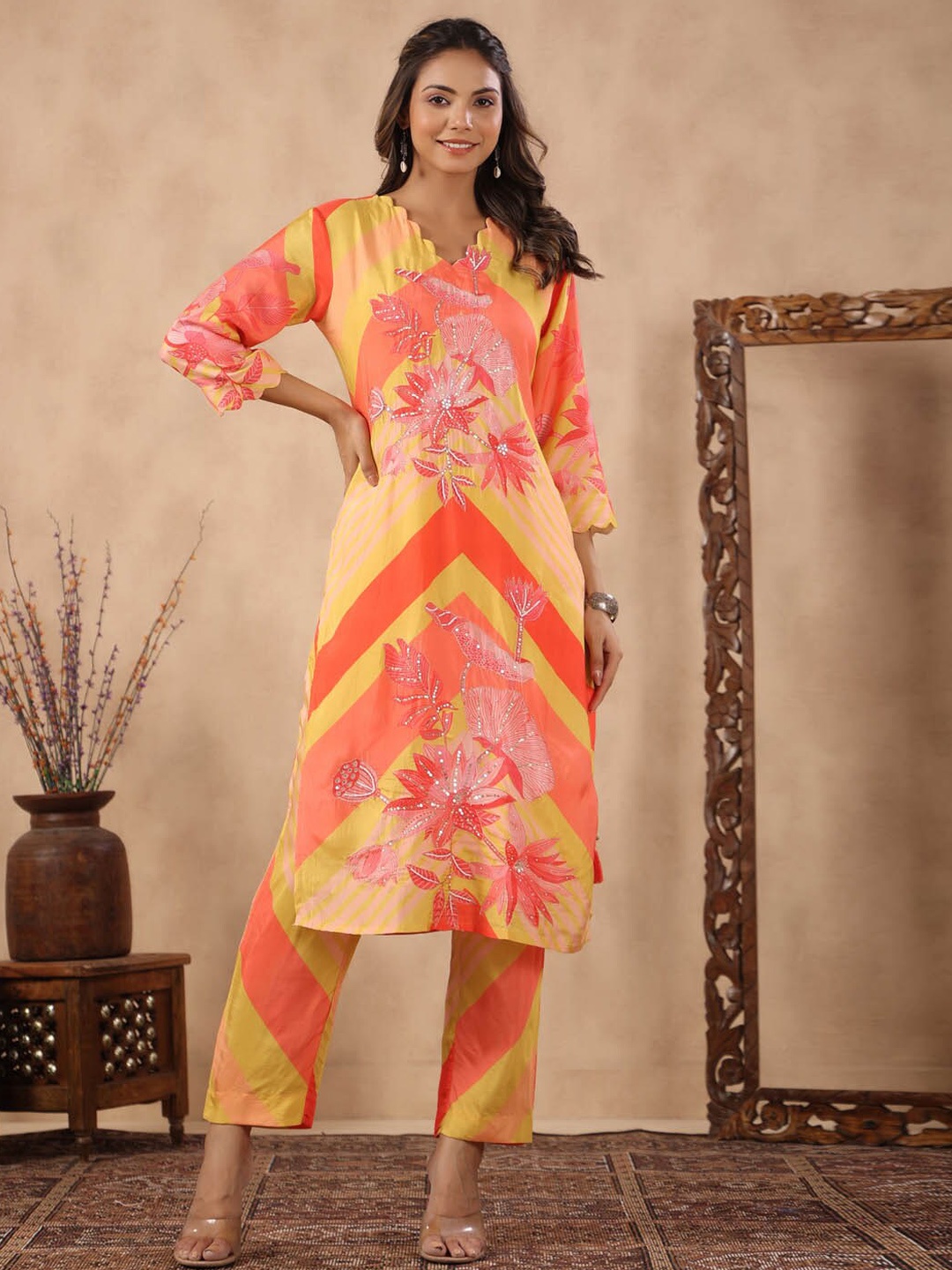 

Meena Bazaar Floral Printed Sequinned & Beads Detailed V-Neck Straight Kurta with Trousers, Yellow