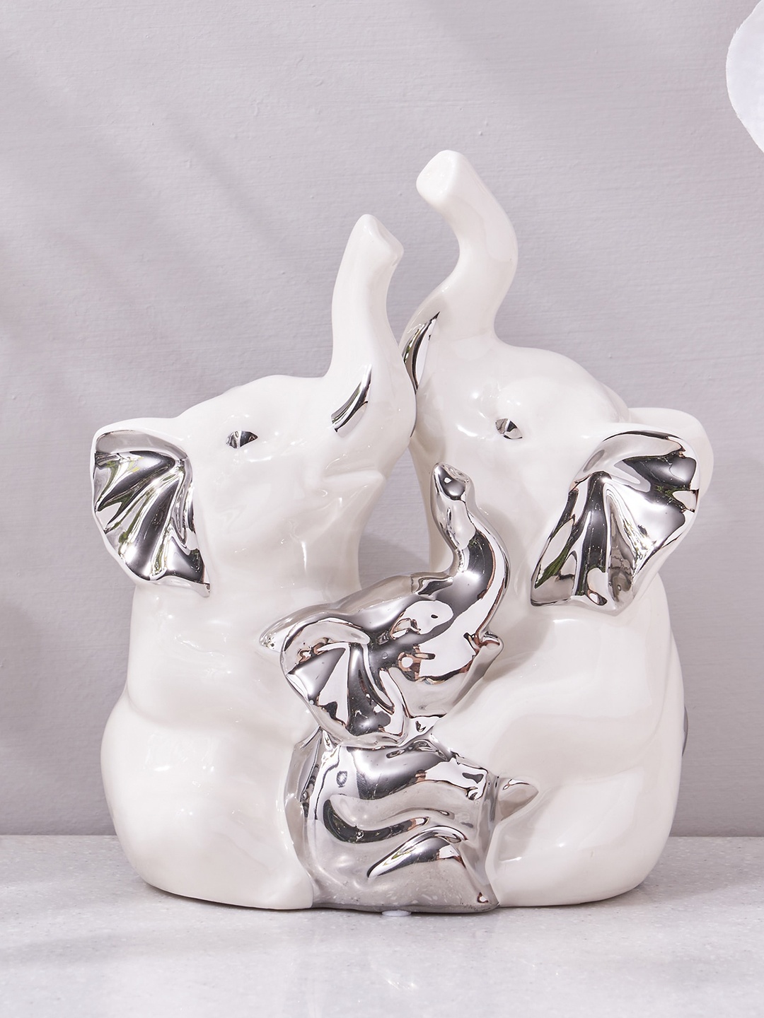 

Home Centre Brighton White Elephant Family Showpiece