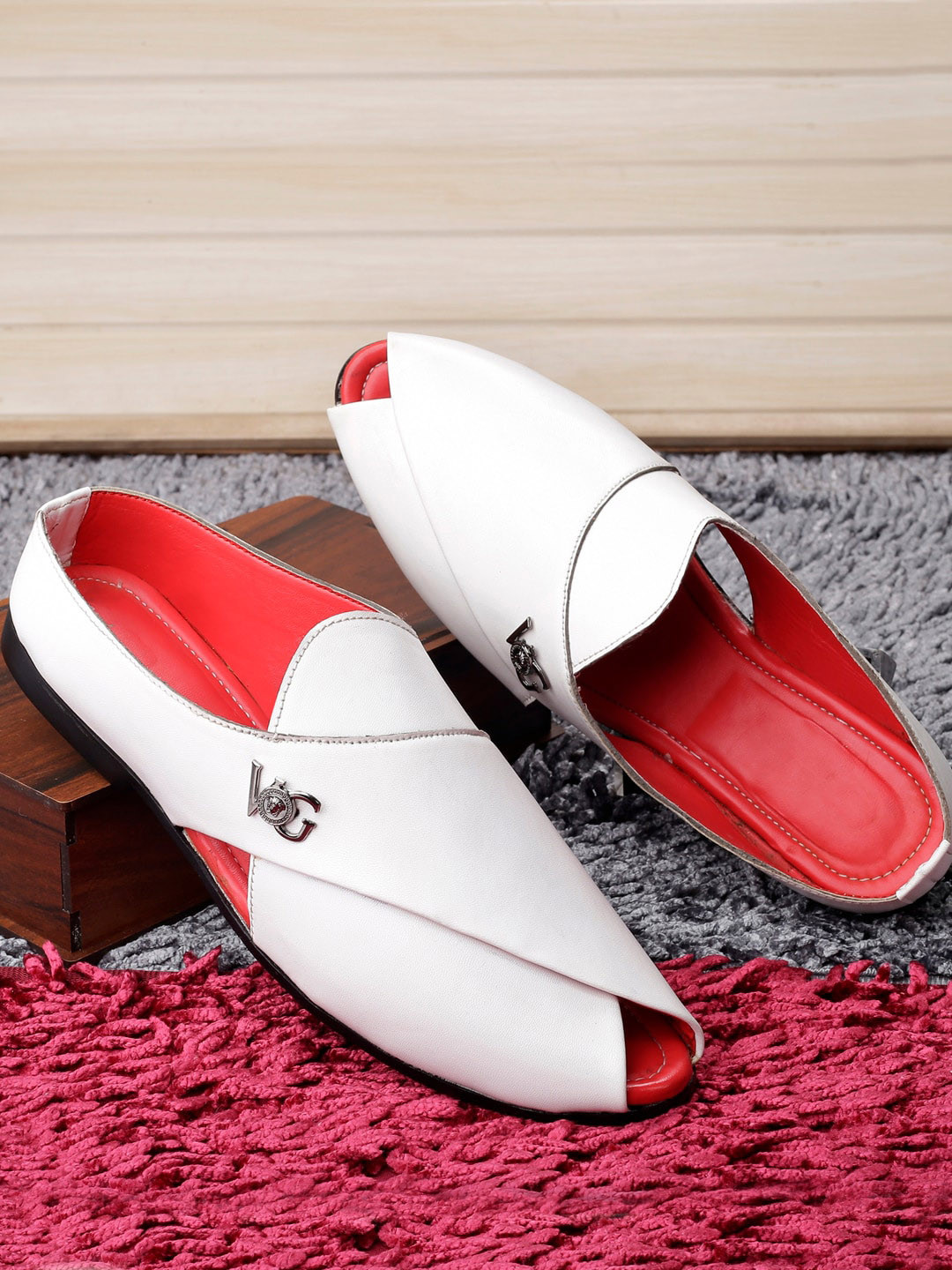 

Woakers Men Comfort Insole Waterproof Lining Mojaris, White