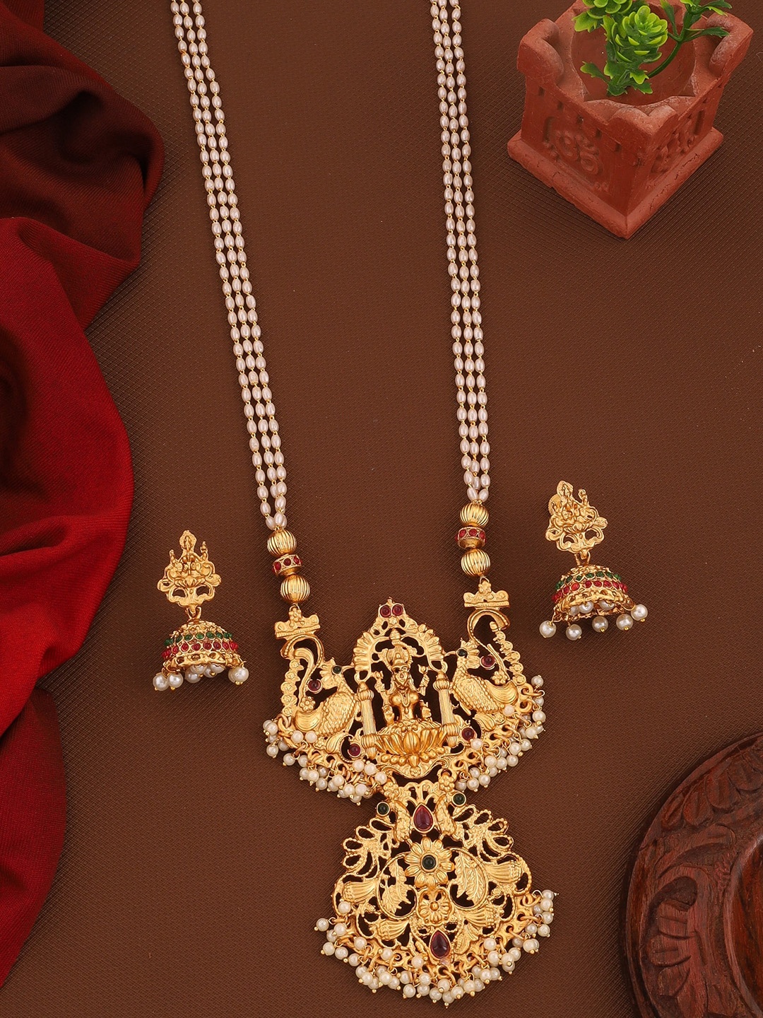 

ROFARWORD Gold-Plated Stone-Studded & Pearl Beaded Jewellery Set