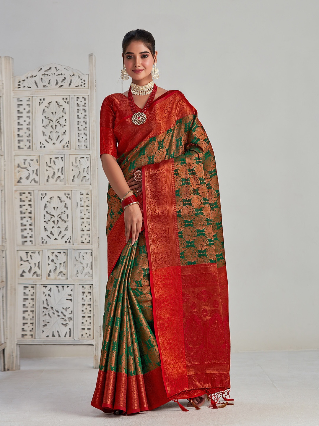 

MIMOSA Ethnic Motifs Woven Design Zari Kanjeevaram Saree, Green