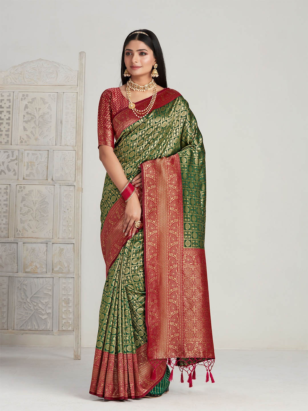 

MIMOSA Ethnic Motifs Woven Design Zari Kanjeevaram Saree, Green