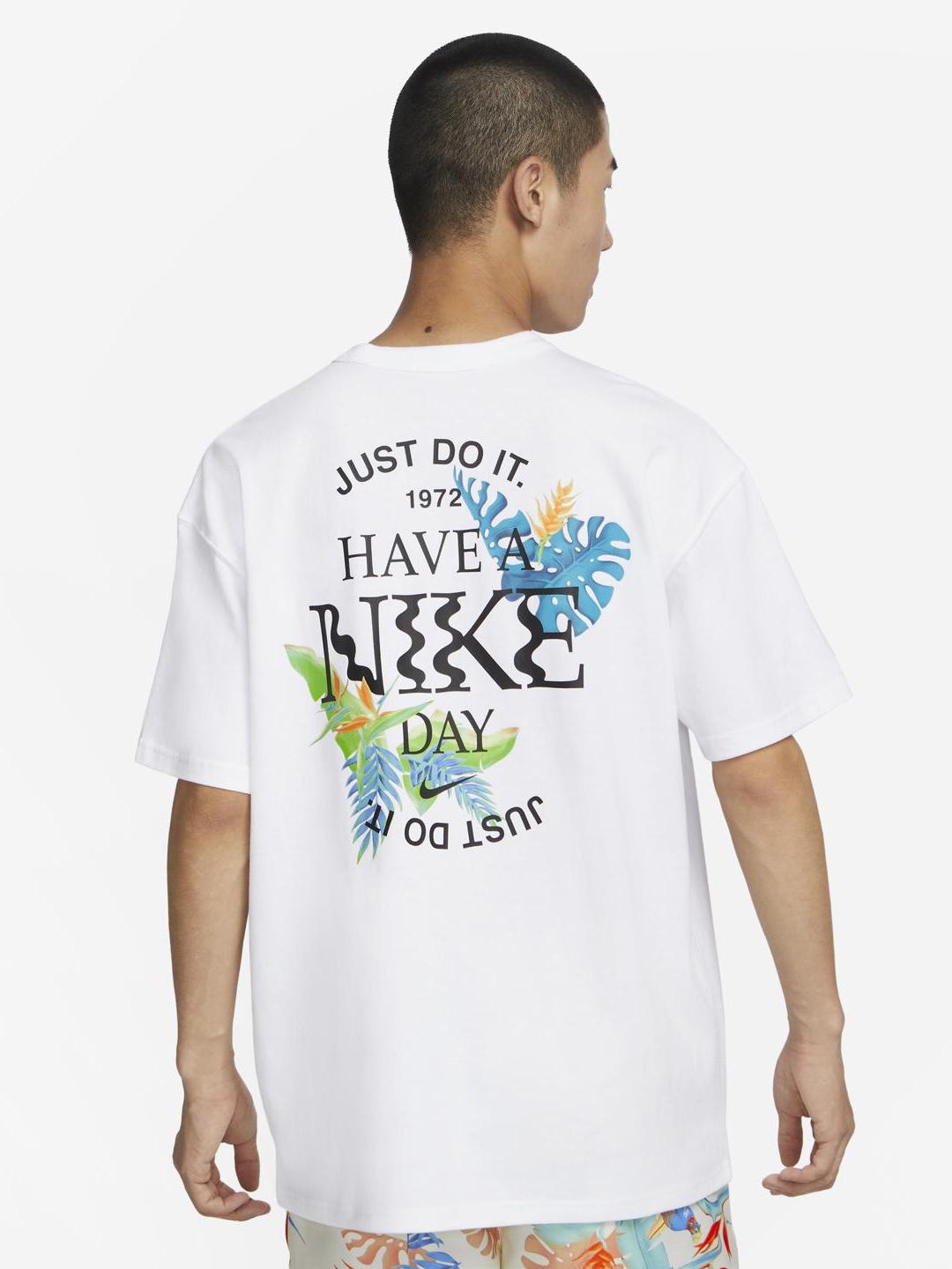 

Nike Sportswear Premium Essentials T-Shirt, White