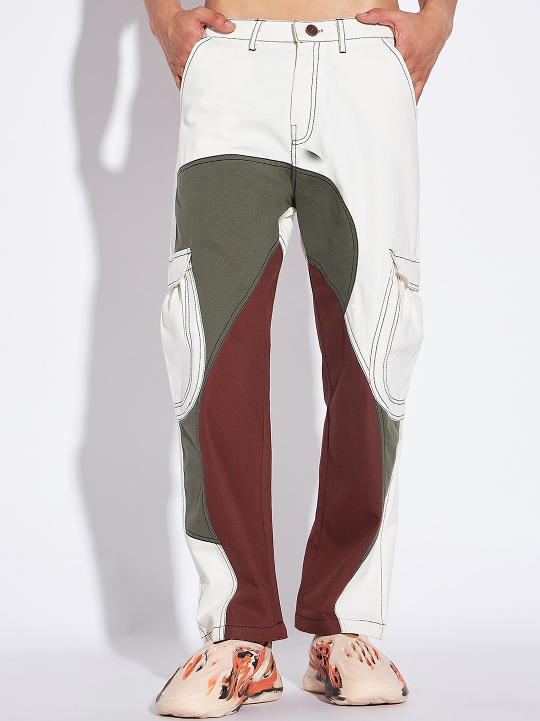 

FUGAZEE Men White Colourblocked Relaxed Loose Fit Easy Wash Baggy Cargos Trousers