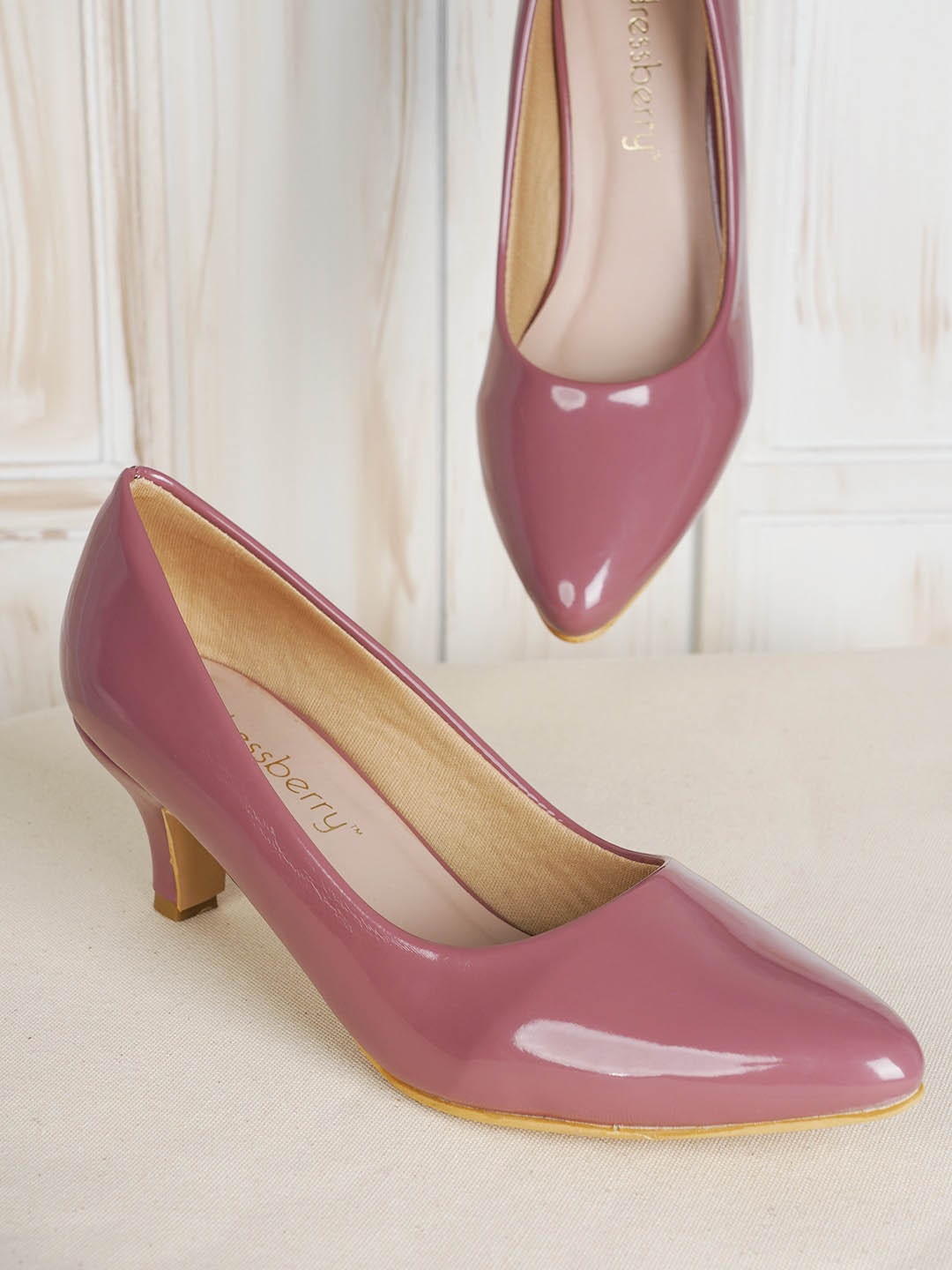 

DressBerry Peach-Coloured Pointed Toe Kitten Pumps