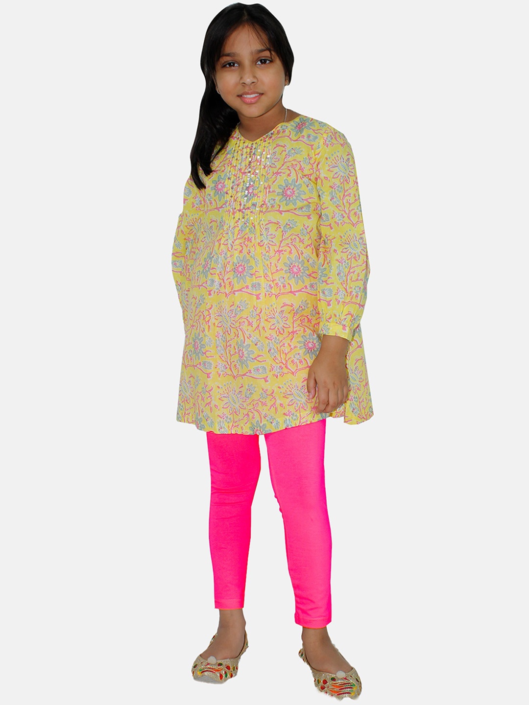 

KiddoPanti Girls Round Neck Sequinned Floral Printed Regular Pure Cotton Kurta & legging, Yellow