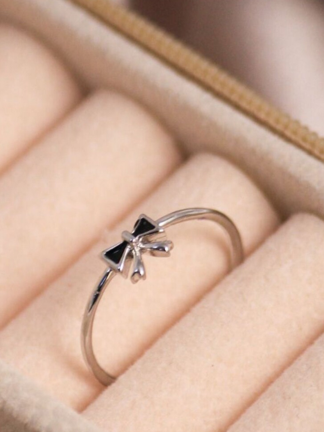 

SALTY Silver Plated Stone-Studded Bow Shaped Finger Ring