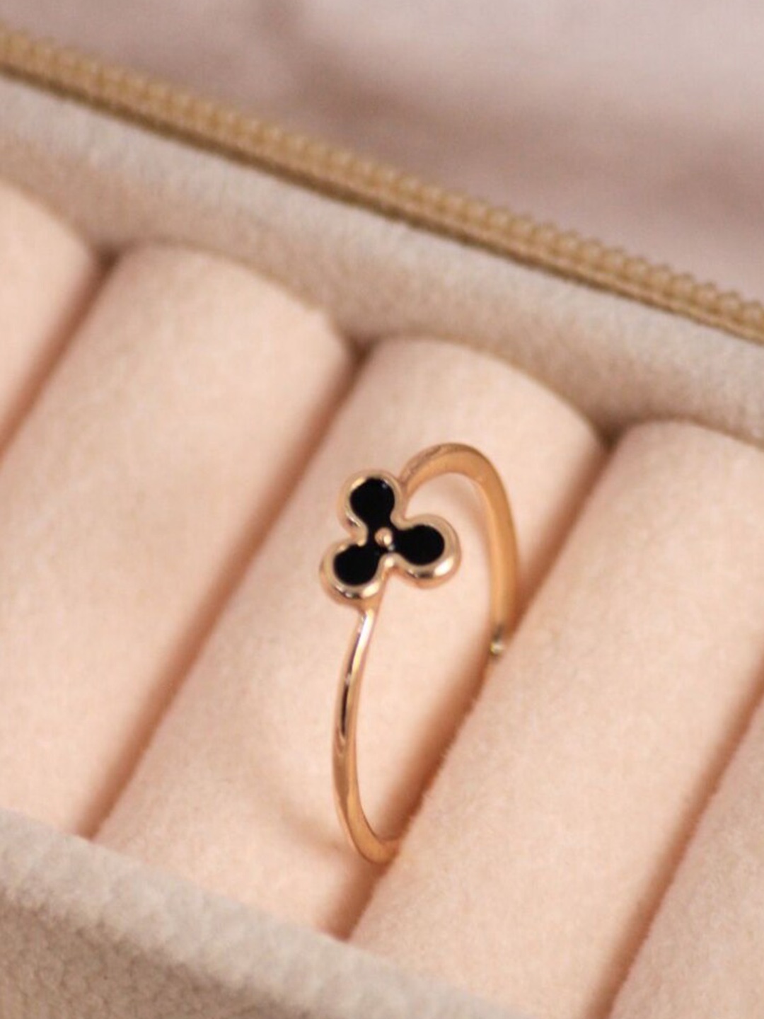 

SALTY Electroplated Lucky Band Shaped Details Ring, Gold