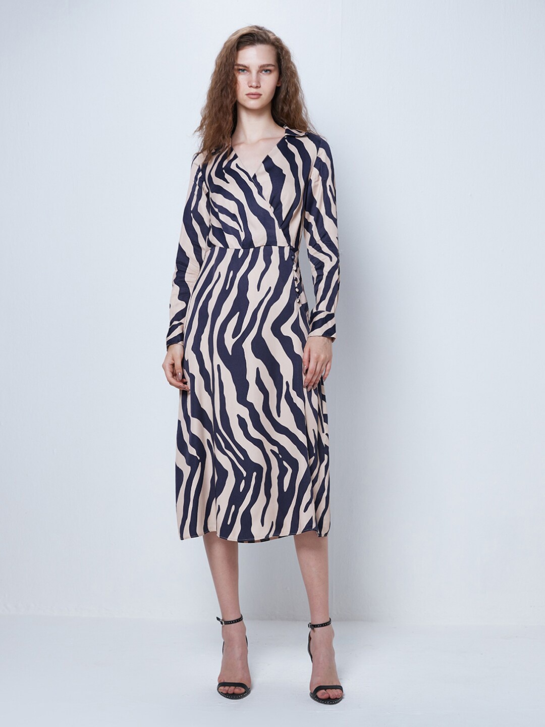

COVER STORY Beige & Black Animal Printed V-Neck Cuff Sleeves A-Line Midi Dress