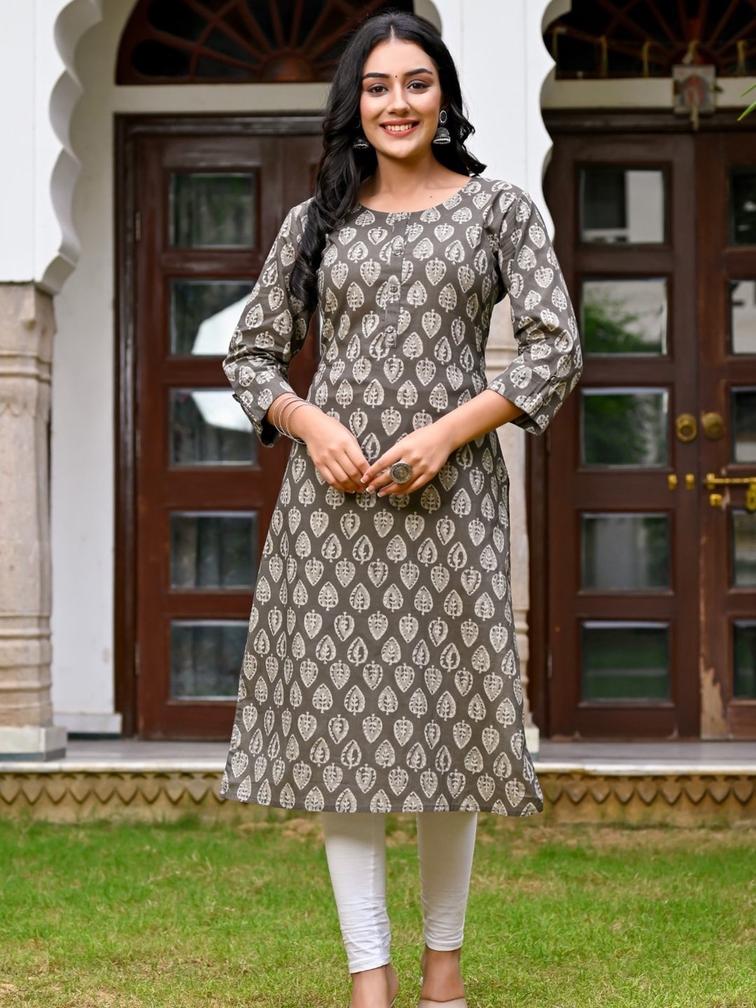 

Nishika Geometric Printed Cotton Kurta, Grey