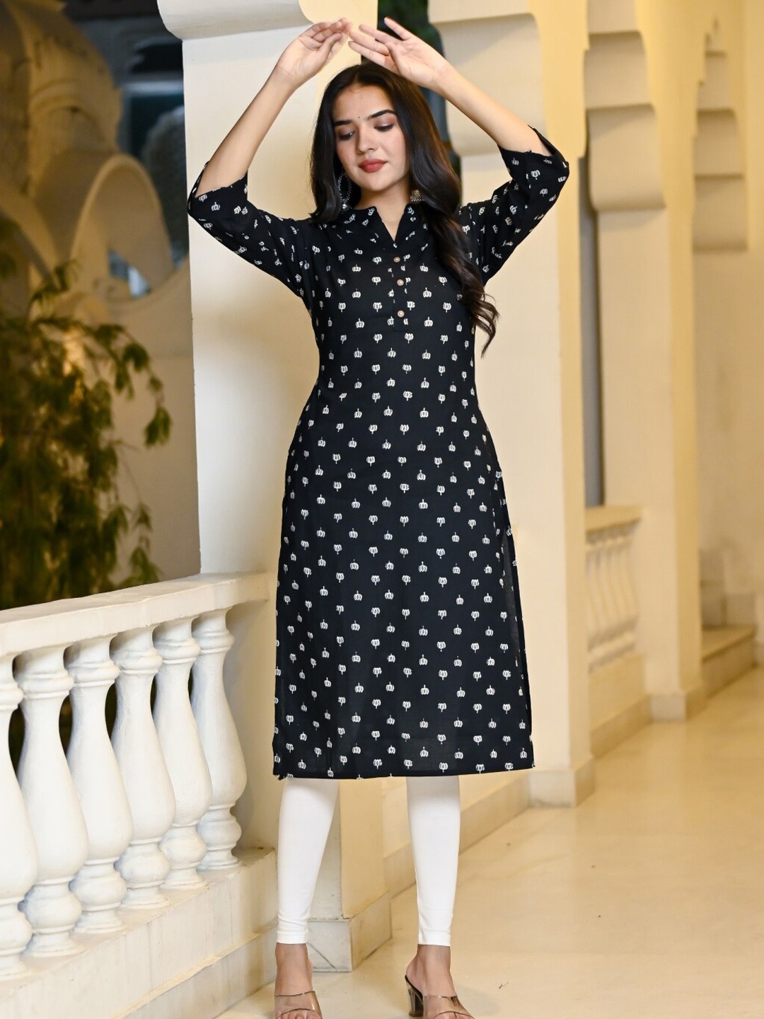 

Nishika Floral Printed Pure Cotton Kurta, Black