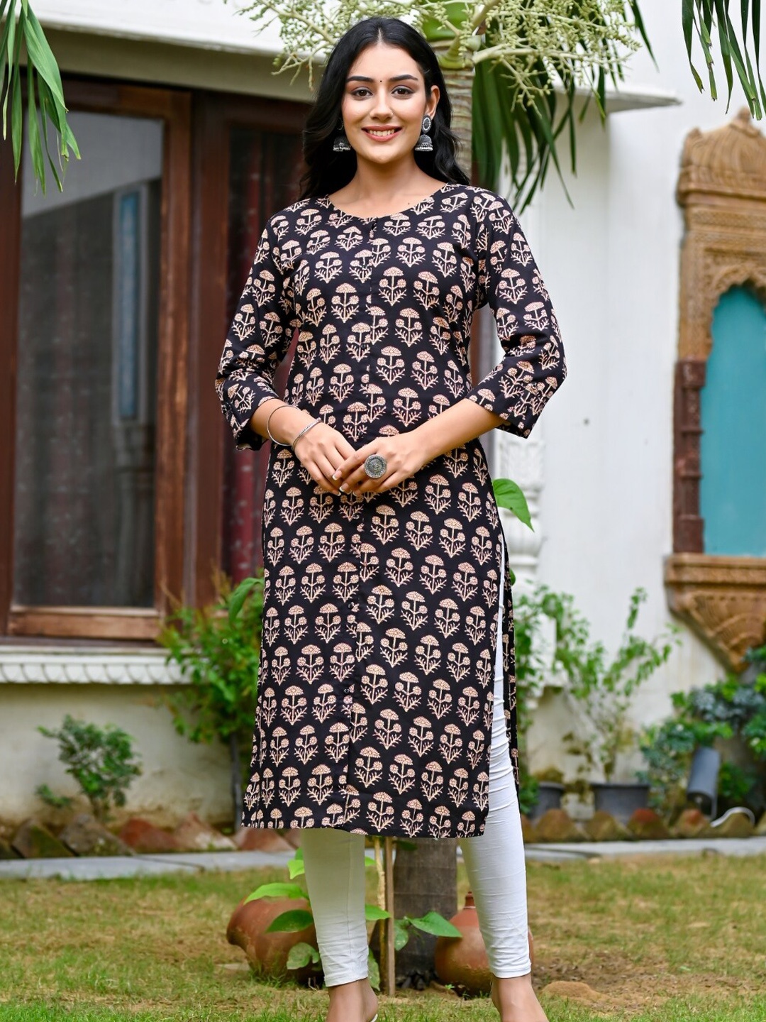 

Nishika Floral Printed Cotton Straight Kurta, Black