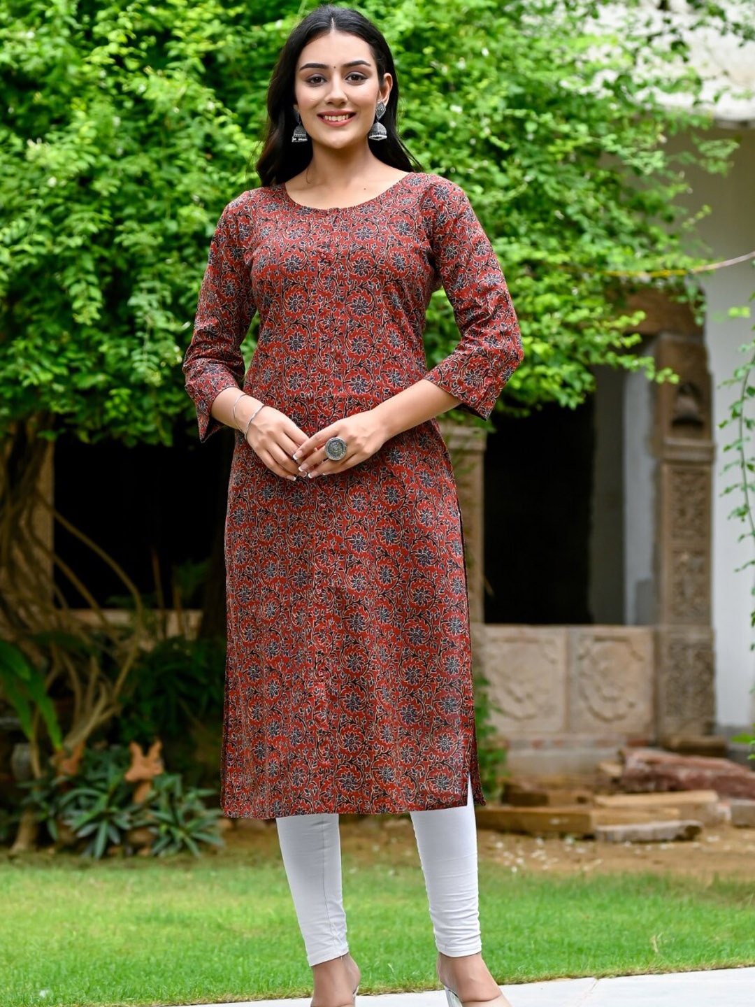 

Nishika Floral Printed Cotton Straight Kurta, Maroon