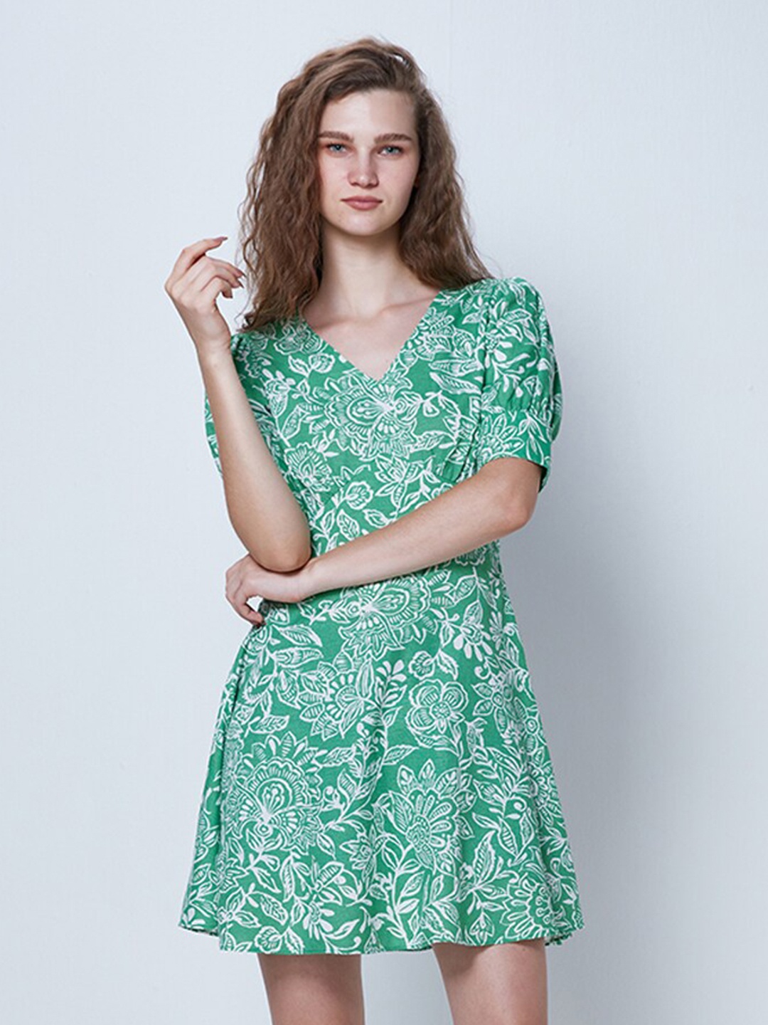 

COVER STORY Green Floral Printed V-Neck Puff Sleeves Fit & Flare Dress