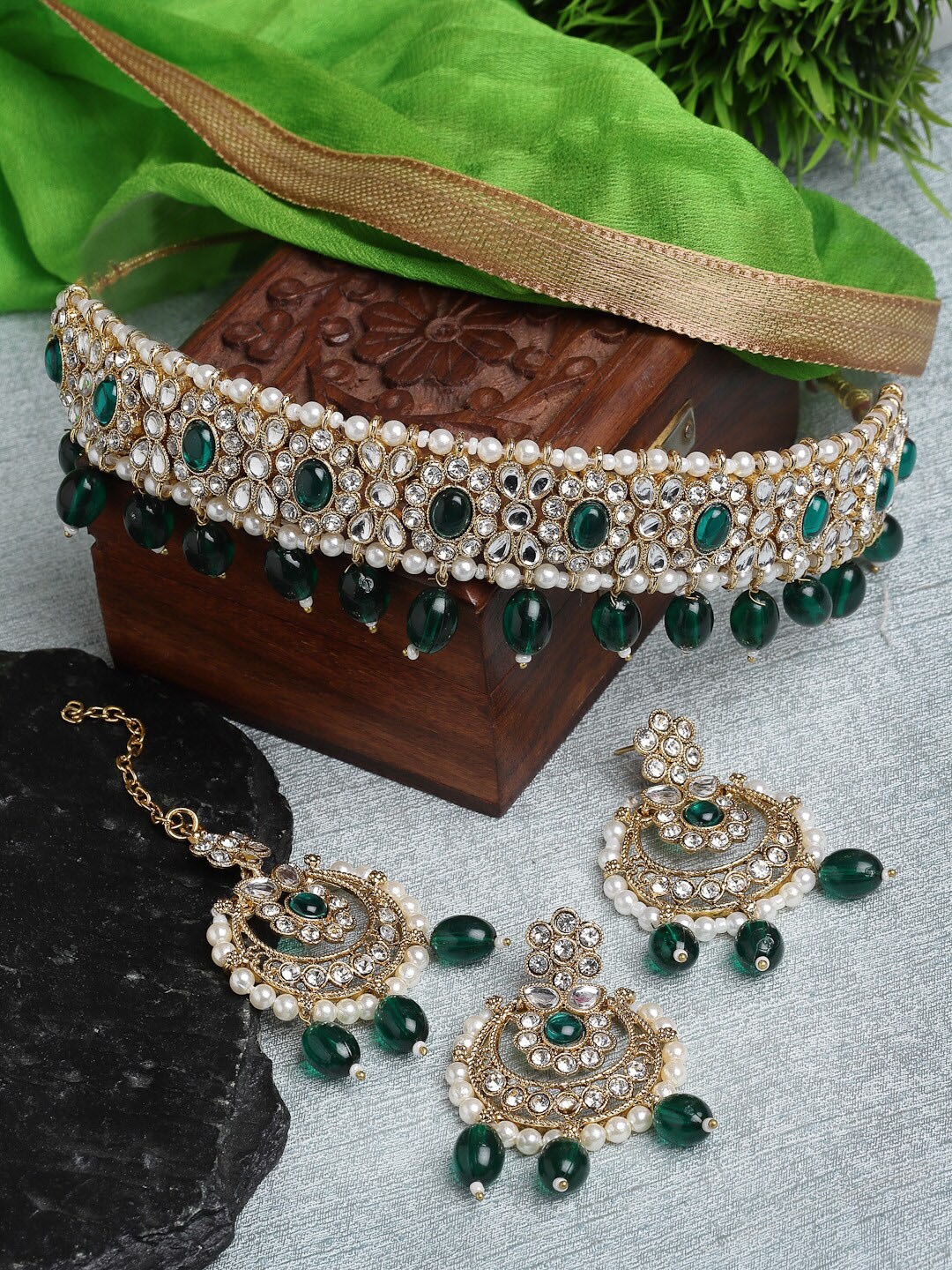 

Sukkhi Gold-Plated Kundan & Beads Studded Choker Necklace Jewellery Set, Green