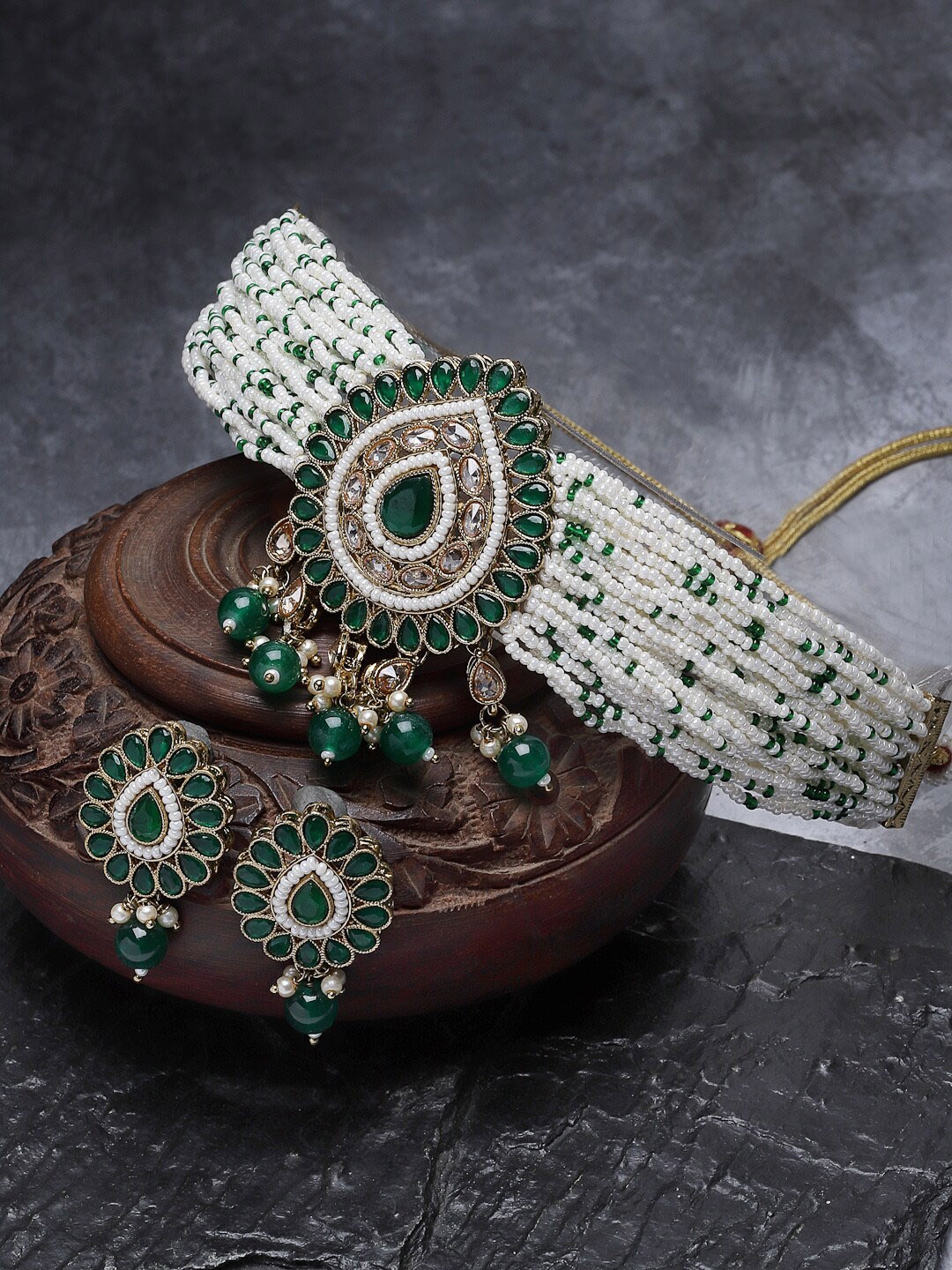 

Sukkhi Gold-Plated Kundan-Studded & Beaded JewellerySet, Green