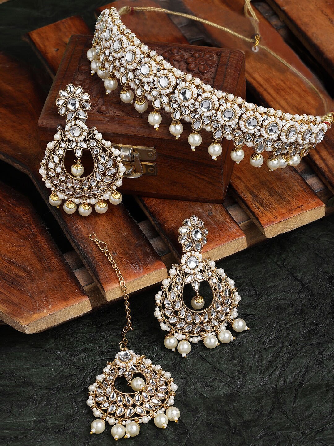 

Sukkhi Gold Plated & Kundan Studded Jewellery Set