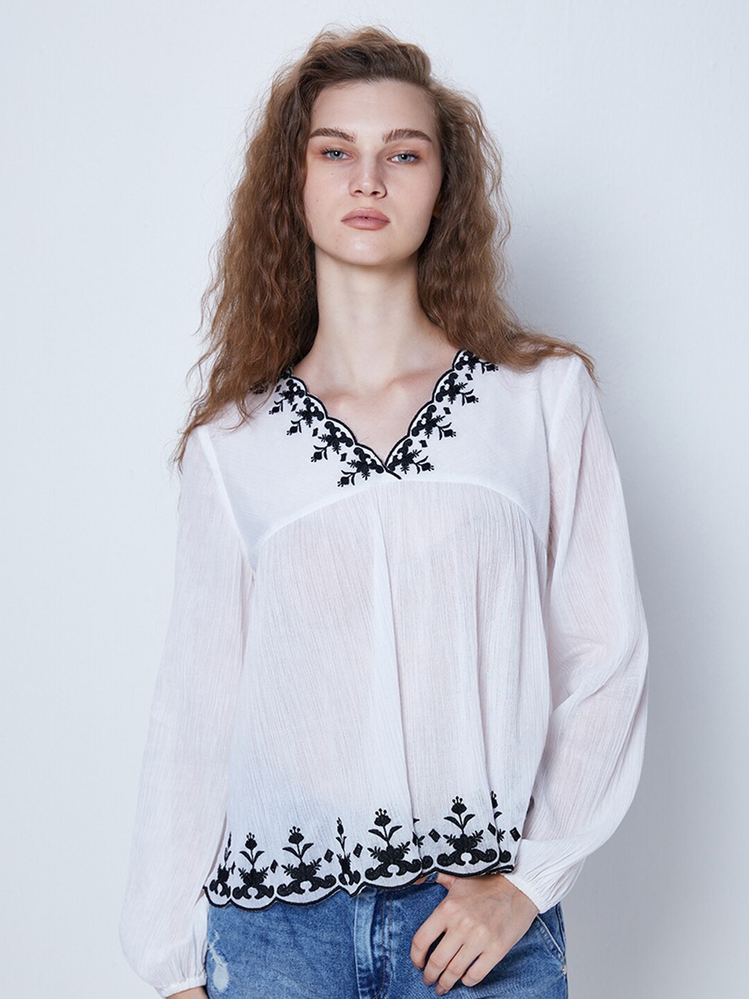 

COVER STORY White Embroidered Cotton A-Line Top