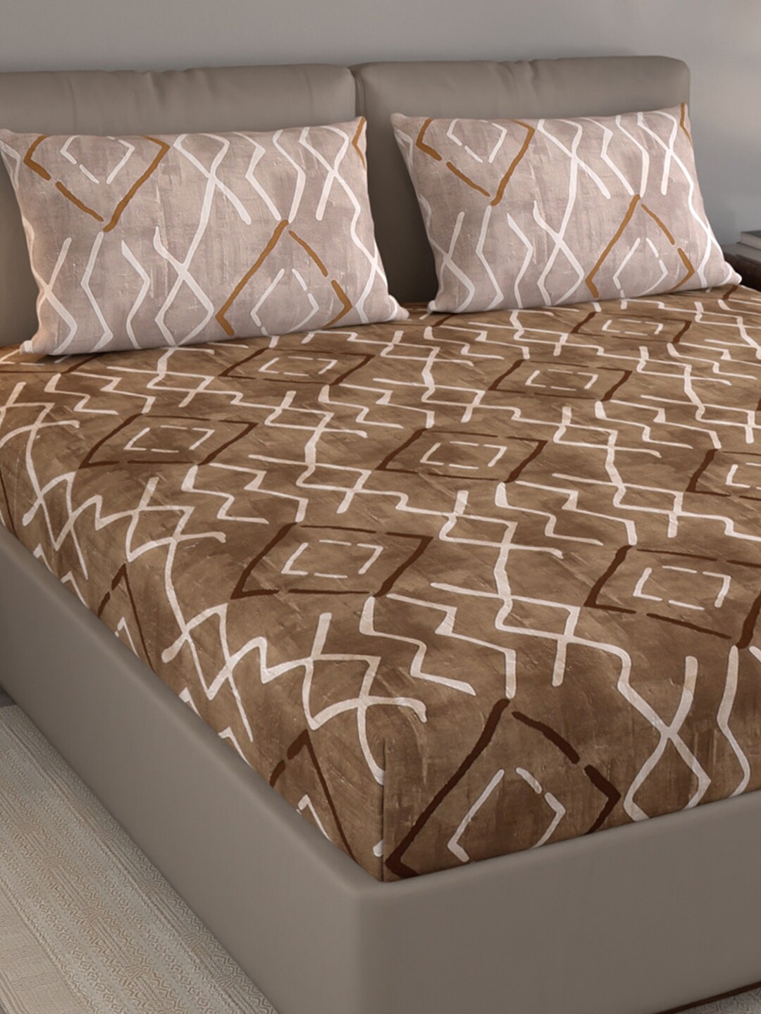 

Monte Carlo Brown & White Geometric Pure Cotton 140 TC King Bedsheet With 2 Pillow Covers