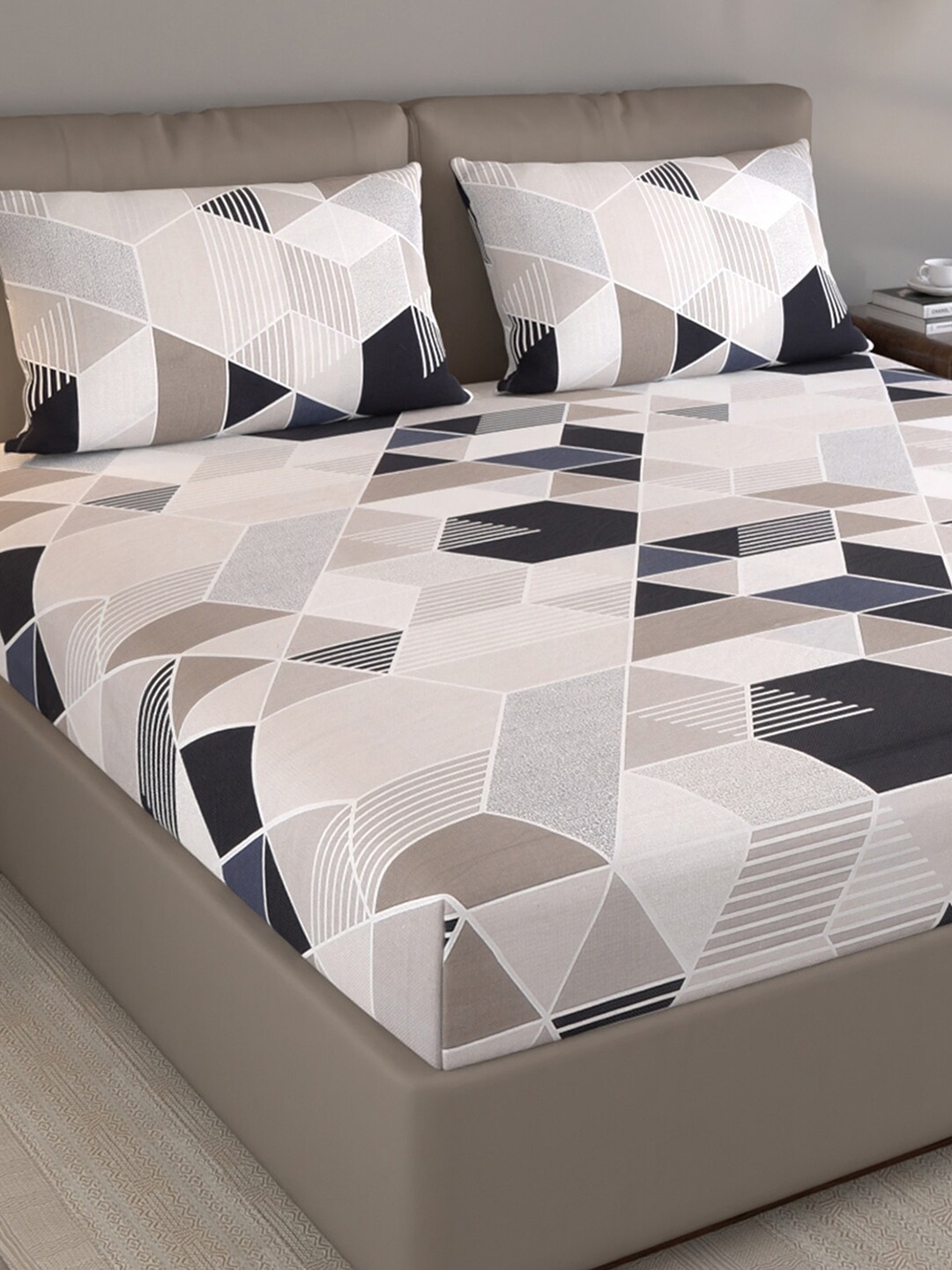 

Monte Carlo Grey & Black Geometric Pure Cotton 120 TC Queen Bedsheet With 2 Pillow Covers