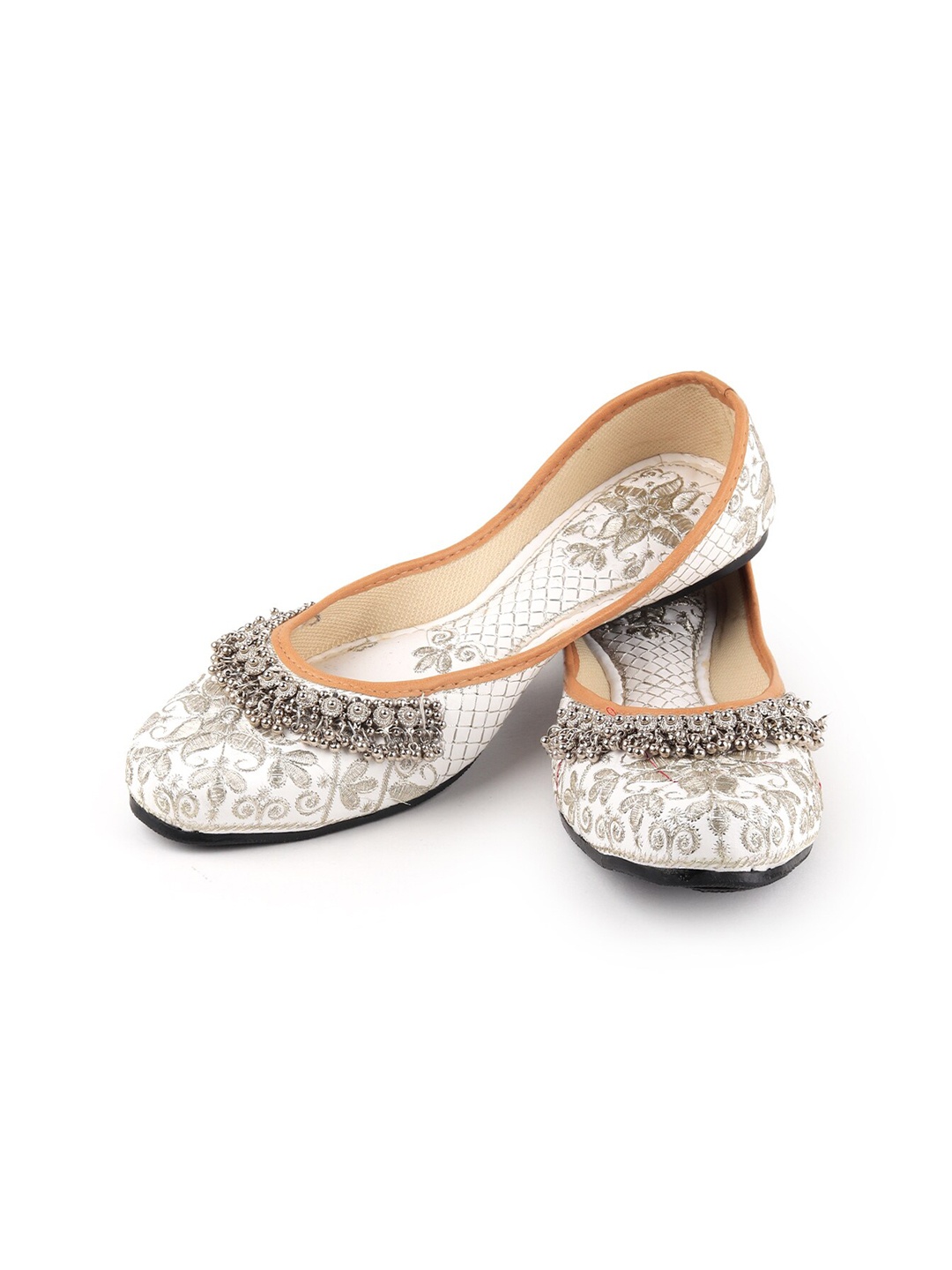

ODETTE Embroidered Leather Ethnic Mojaris, White