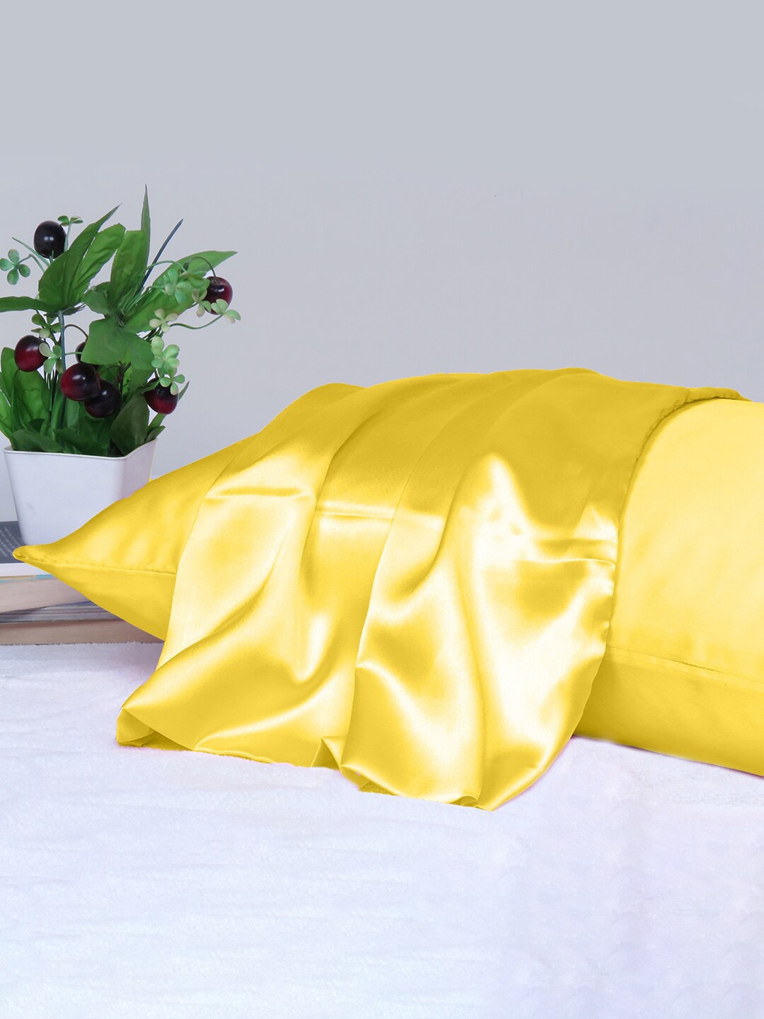 

OUSSUM Riara Yellow Single Satin Rectangular Pillow Cover