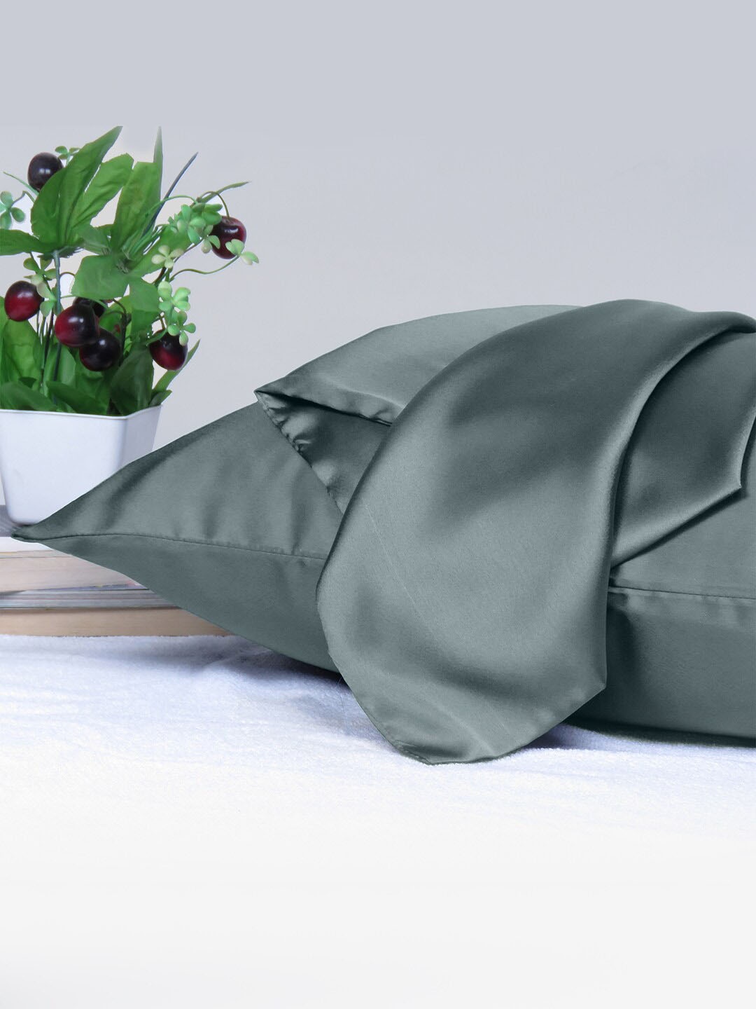 

OUSSUM Riara Grey Satin Rectangular Pillow Cover