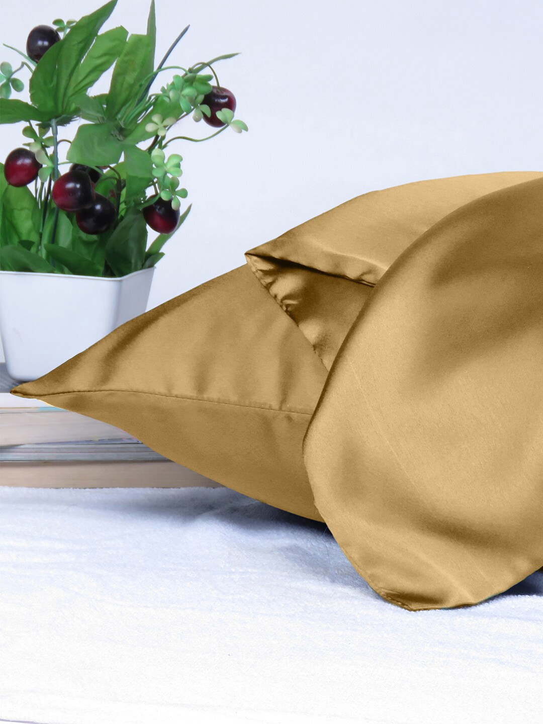 

OUSSUM Riara Beige Single Satin Rectangular Pillow Cover, Gold