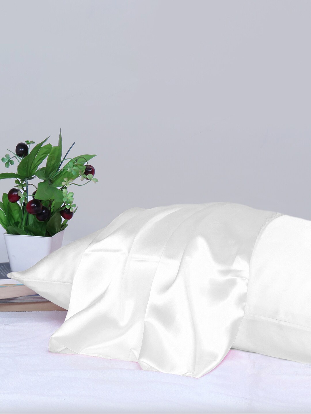 

OUSSUM Riara White Satin Rectangular Pillow Cover