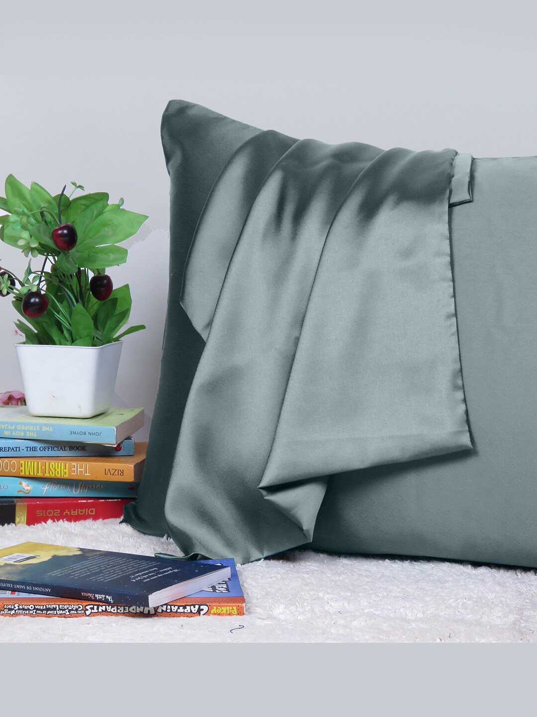 

OUSSUM Riara Grey Satin Rectangular Pillow Cover