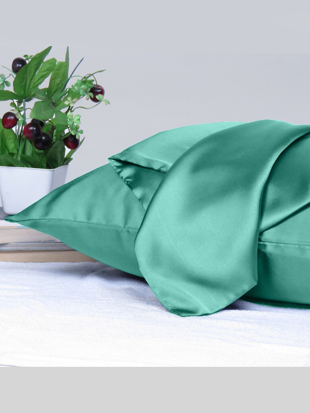 

OUSSUM Riara Green Satin Rectangular Pillow Cover